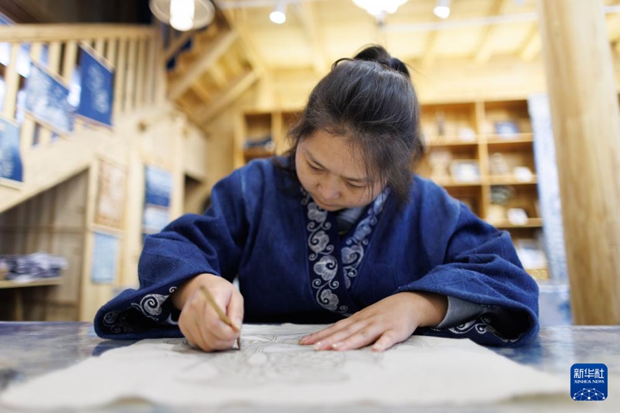 肇興トン寨で、藍染め作品を制作するトン族女性の陸雪蓮さん（4月21日撮影・劉続）。