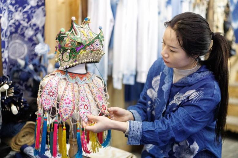 伝統手工芸で増収を目指す貴州省の侗族の女性たち