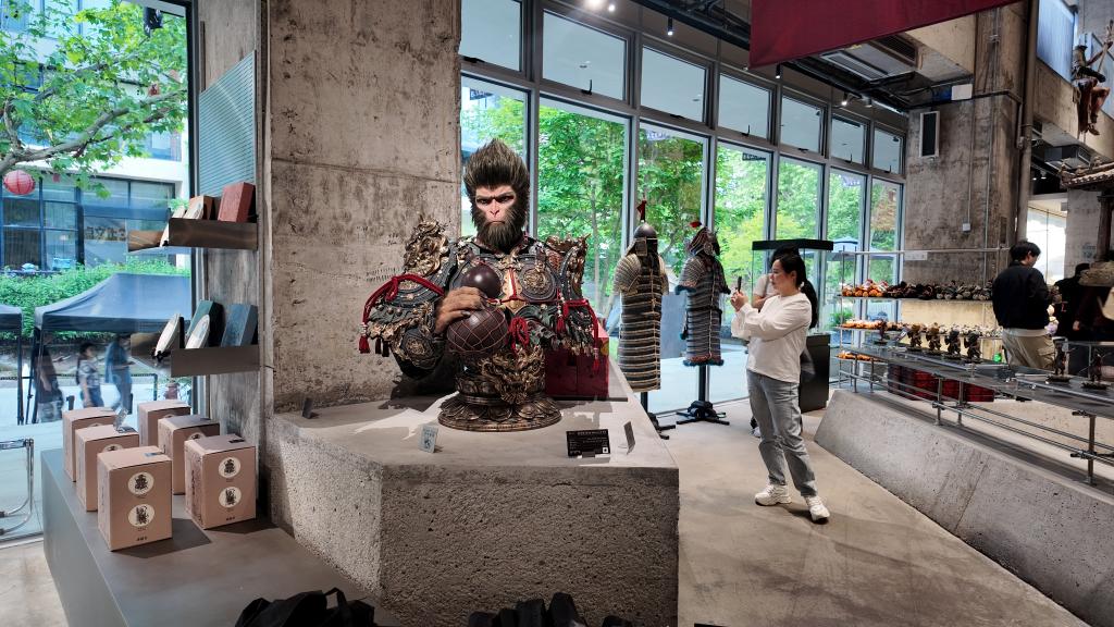 黒神話BLACKMYTHオフラインストアの店内に飾られた悟空の半身像。（4月19日に撮影・張璇）