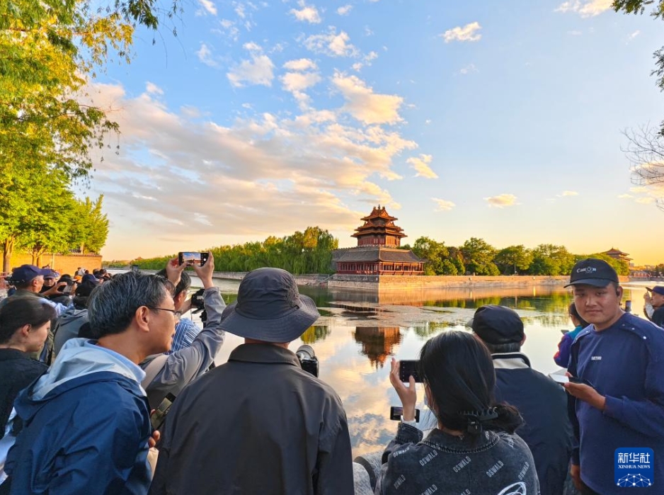 夕暮れの絶景広がる故宮角楼　北京