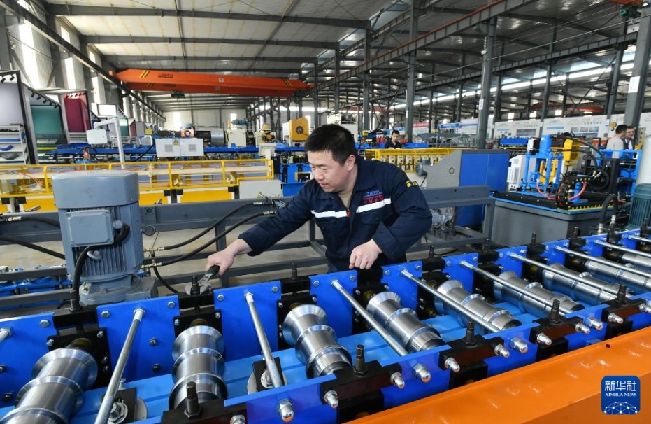 河北省泊頭市にある鋳造企業の工場で働く作業員（4月22日撮影・牟宇）。