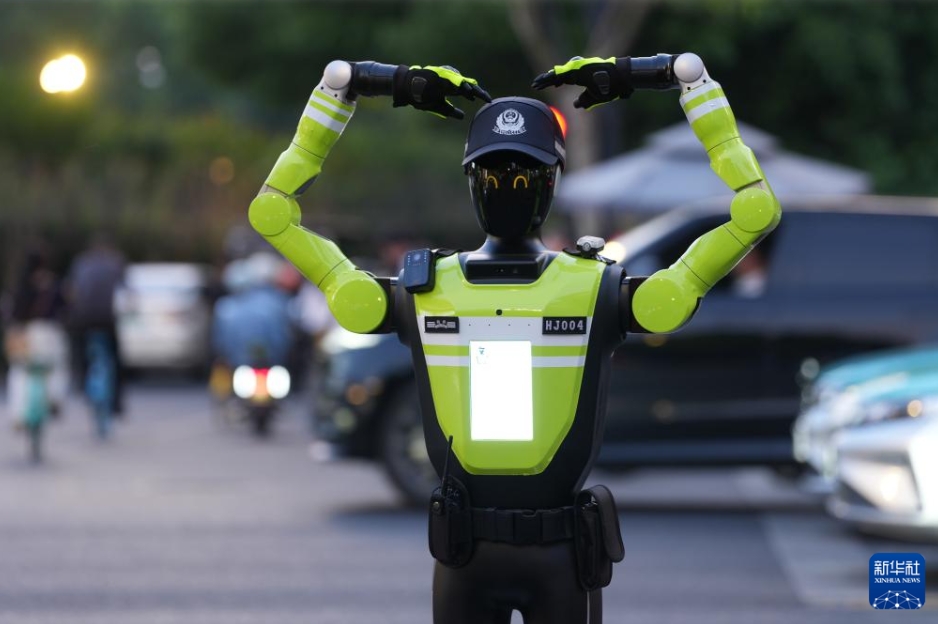交通管理ロボットが街中での勤務をスタート 浙江省杭州