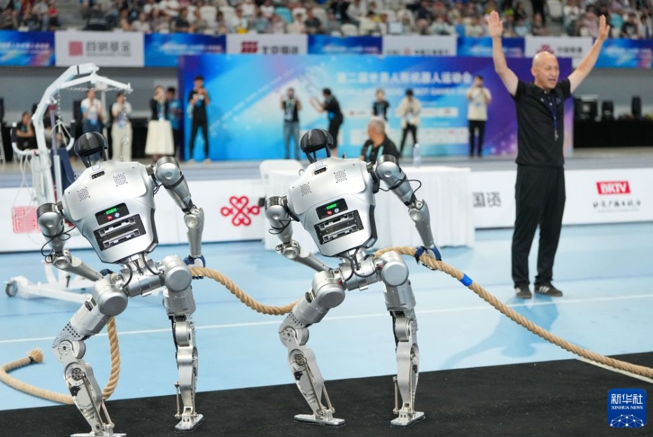世界人型ロボット競技大会の綱引きで「鋼鉄の力士」が対戦