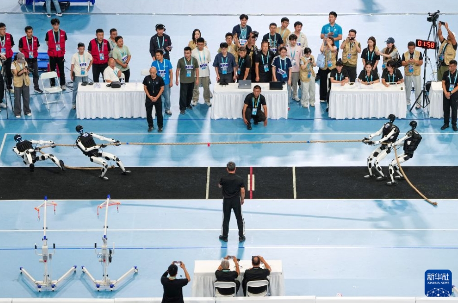 世界人型ロボット競技大会の綱引きで「鋼鉄の力士」が対戦