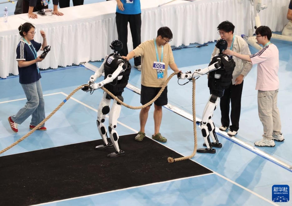 世界人型ロボット競技大会の綱引きで「鋼鉄の力士」が対戦