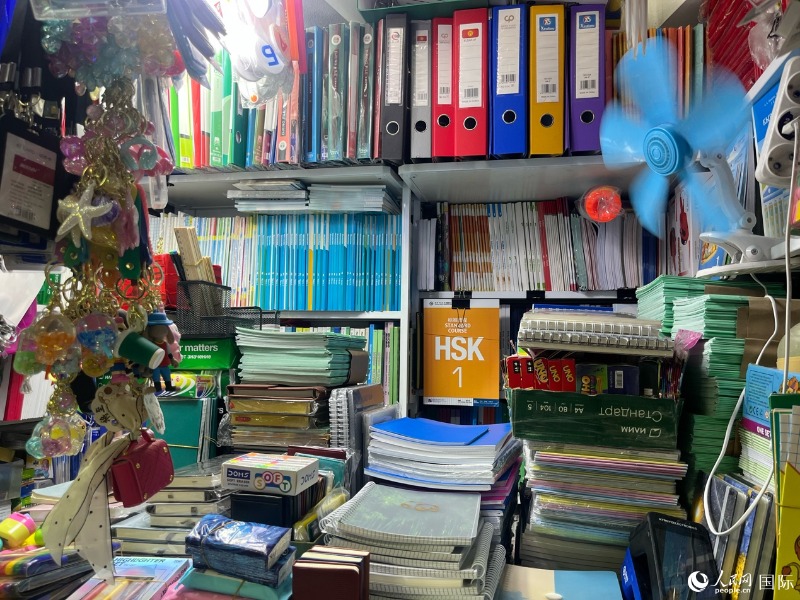 ビシュケクの地下にある商業施設の店舗に積み上げられている中国語の教材(撮影・寇傑)。