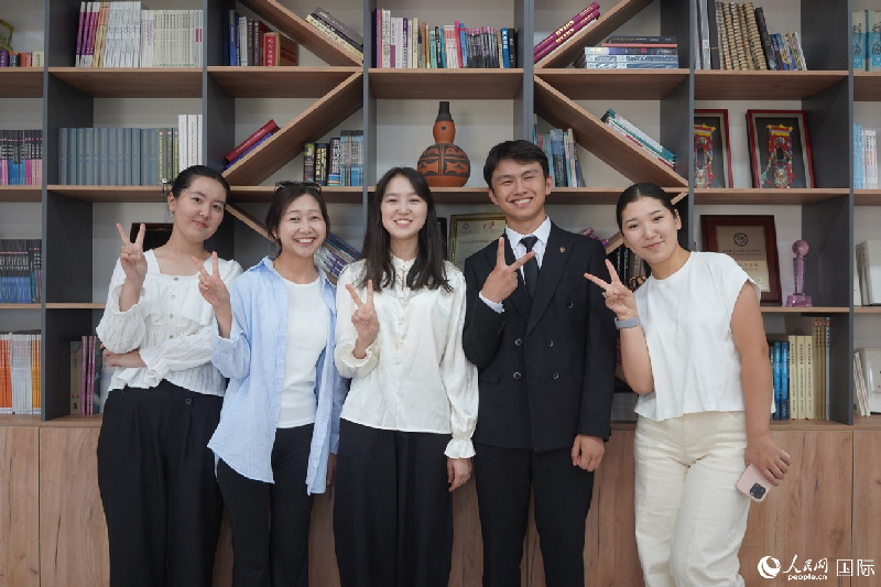 中国とキルギスの人的往来が日に日に密接になるにつれて、中国語を学ぶキルギスの若者も増加中(撮影・褚夢琦)。