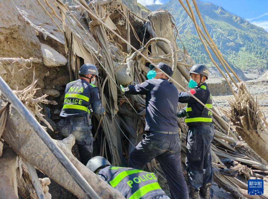西蔵自治区吉隆県で続く懸命の捜索・救助活動　ネパール8.26土石流災害