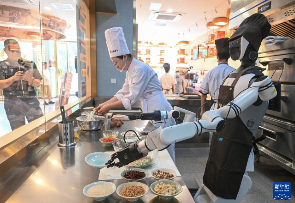 老舗とロボットがコラボし、月餅を制作　北京