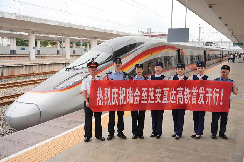 9月6日、瑞金発延安行き高速鉄道の初発列車の出発前に、記念撮影する乗務員(撮影・邵瑞)。