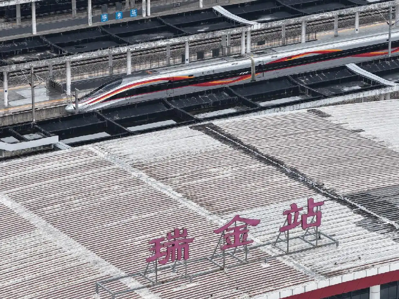 間もなく出発する瑞金発延安行きの初発高速列車(9月6日撮影、ドローンによる撮影・周密)。