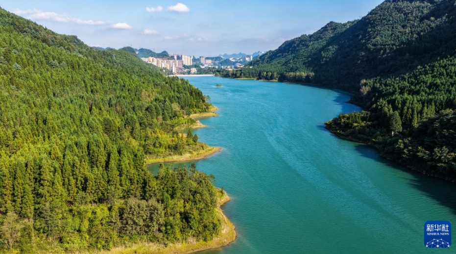 秋風吹きぬけ、美しい景色広がる瑶池　貴州省六盤水
