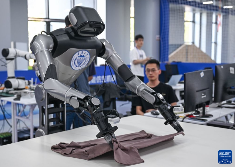 コンテスト決勝のロボットによる自立した衣類の折りたたみ競技の様子(9月9日撮影・陳誠)。