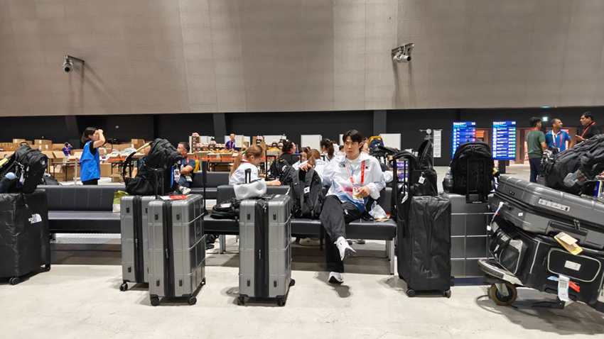 空港の交通センターで待たされている韓国選手団のメンバー（撮影・趙紫羽）。