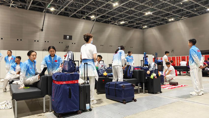 空港の交通センターで待たされている中国の体操チームのメンバー（撮影・趙紫羽）。
