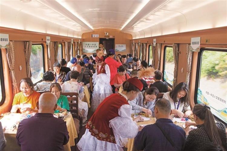 9月14日、中央アジアを楽しむ観光列車Y499号で無形文化遺産を体験する乗客たち。