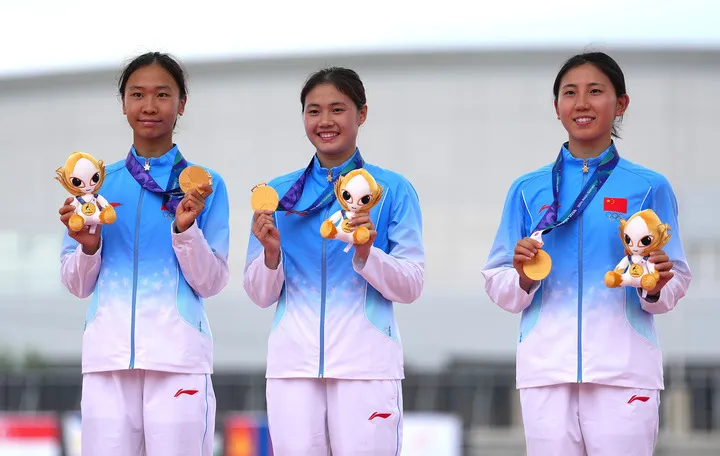 9月20日、近代五種女子団体で金メダルを獲得した張明煜選手(写真一番右)、呉希瑶選手(写真中央)、孟鑫選手(撮影・周密)。