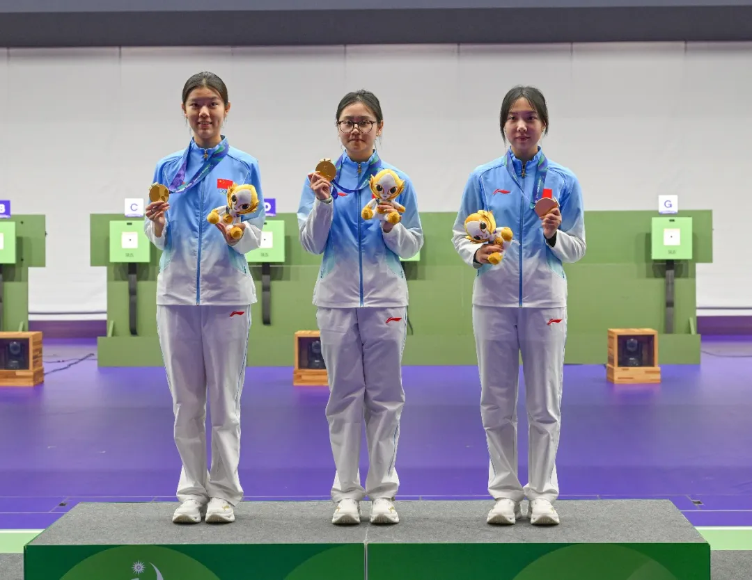 9月20日、射撃女子10メートルエアライフル団体で金メダルを獲得した王子菲選手(写真一番右)、韓佳予選手(写真中央)、杜雨宸選手(撮影・劉磊)。