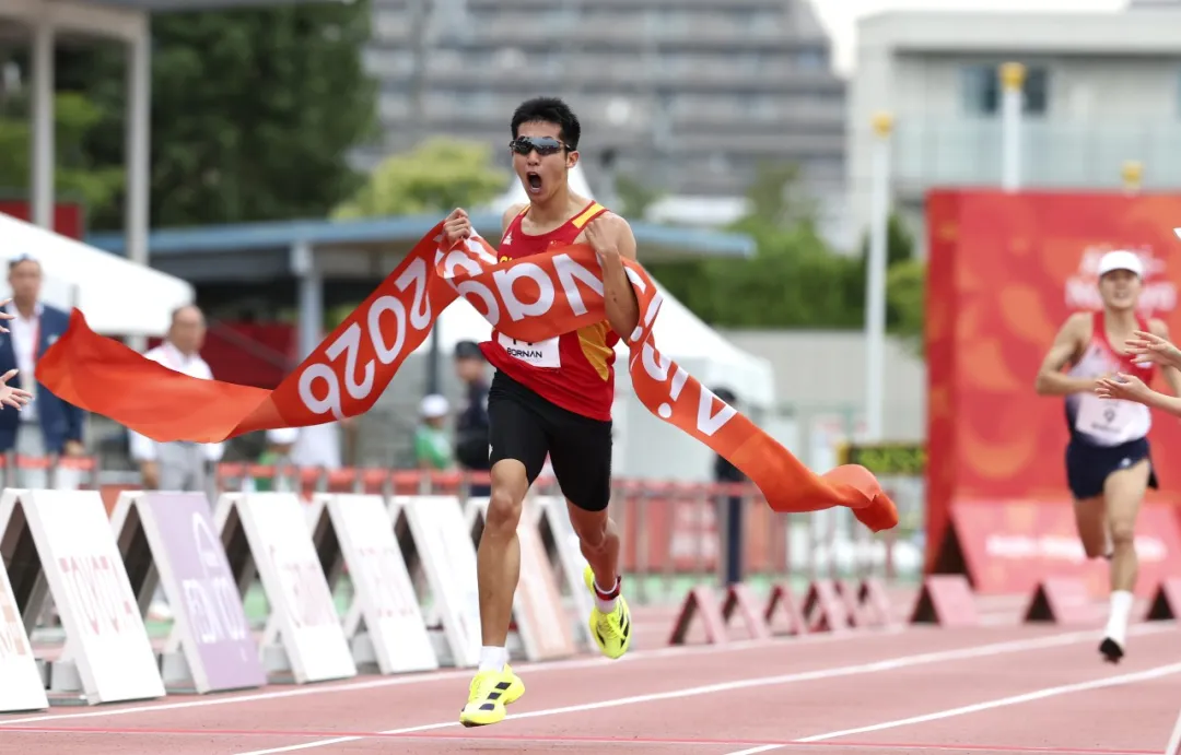 9月20日、近代五種男子個人のレーザーラン競技でゴールテープを切る李劉暢選手。李選手は同種目で金メダルを獲得(撮影・姚琪琳)。