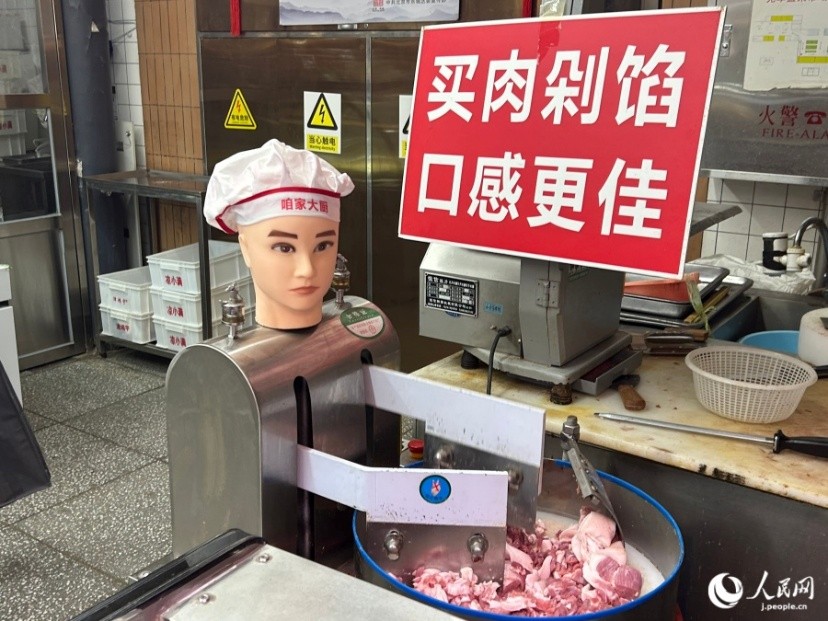 これがひき肉ロボット「ひきにクン」（G姐命名）。実際に肉を細かく刻む様子は動画でチェック！（撮影・玄番登史江）