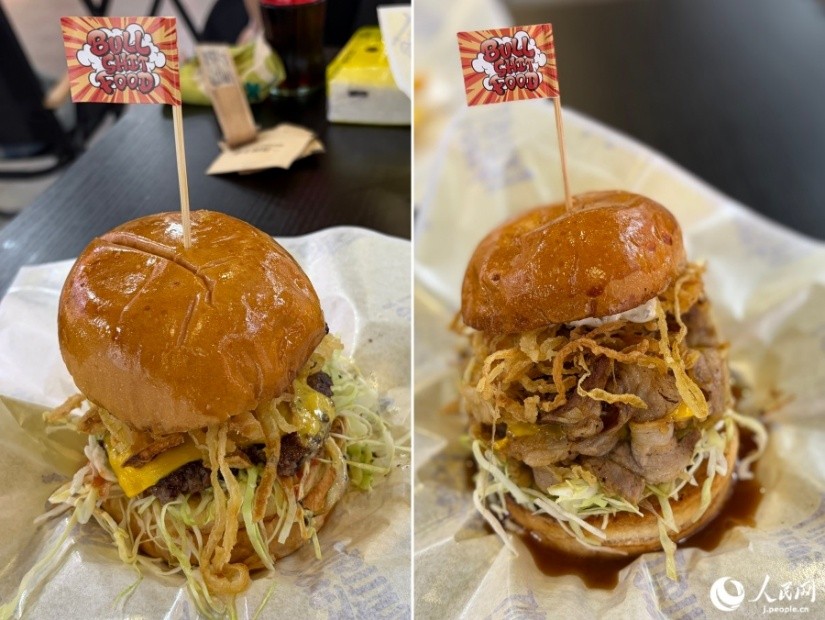 ビーフチーズバーガー（左）と豚バラ肉酸菜炒めバーガー（撮影・勝又あや子）