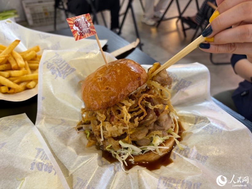 箸で食べるハンバーガー（撮影・勝又あや子）