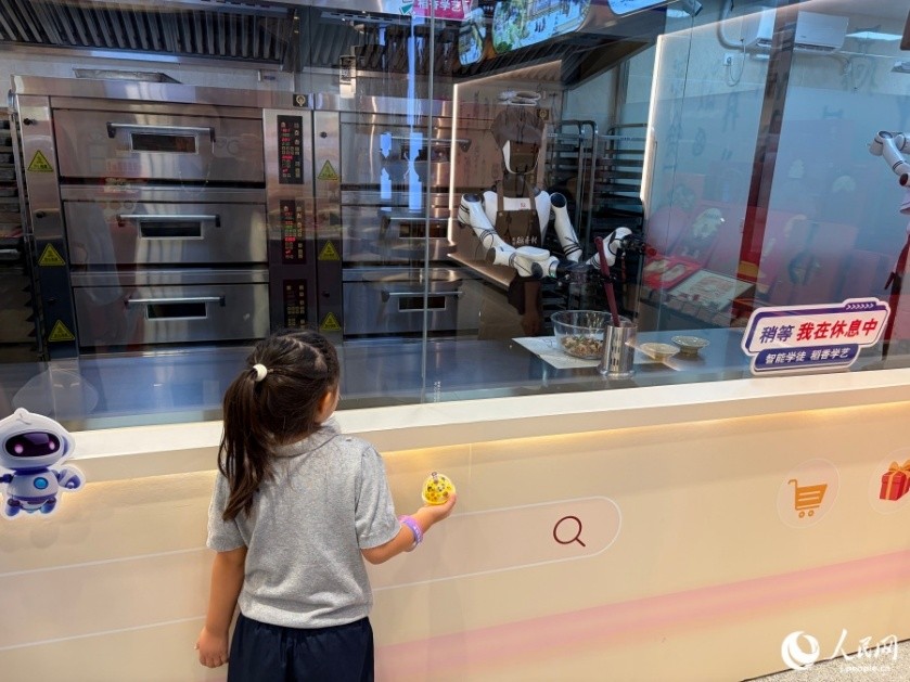 月餅づくり修行中の月餅ロボット（撮影・勝又あや子）