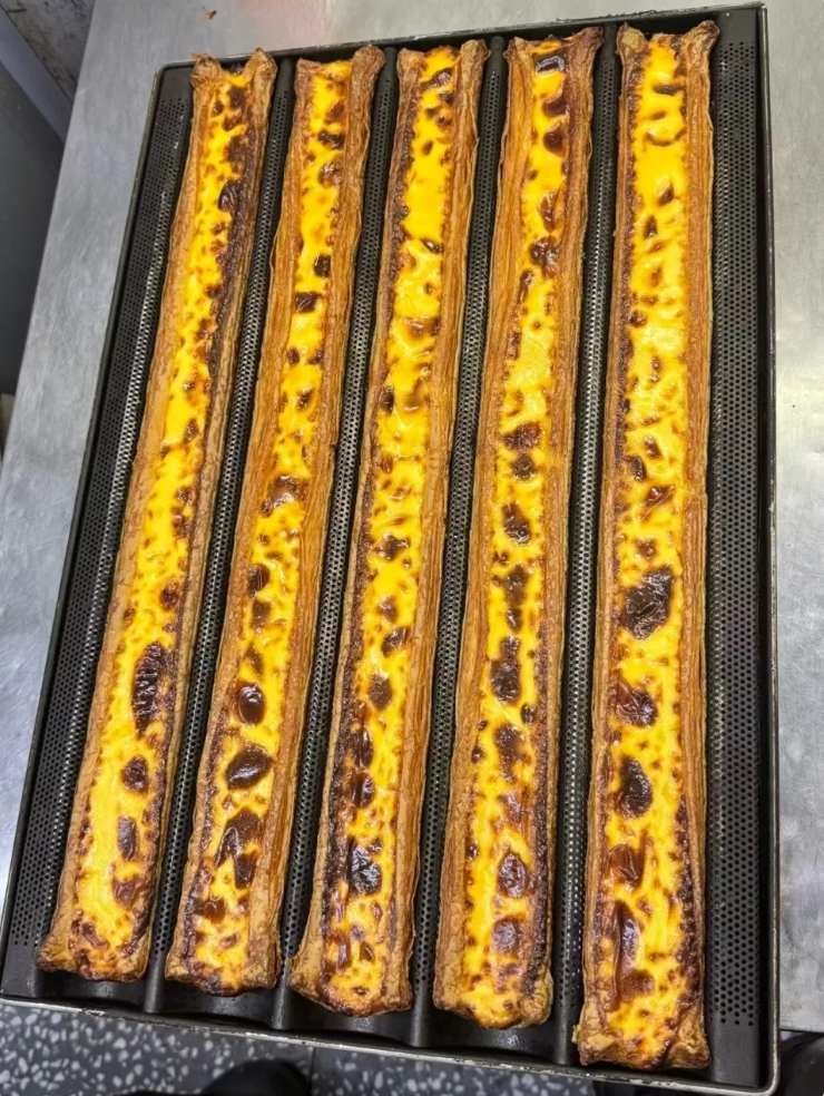 焼きたての超ロング・エッグタルト。（写真提供・取材対象者）