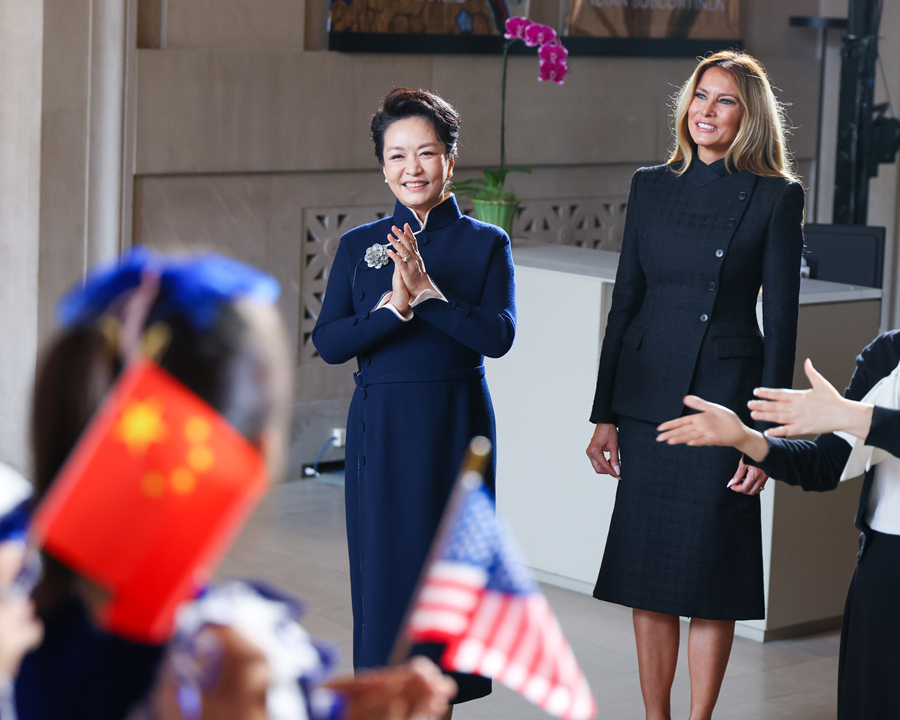 彭麗媛夫人、トランプ米大統領夫人と国立アジア美術館を見学