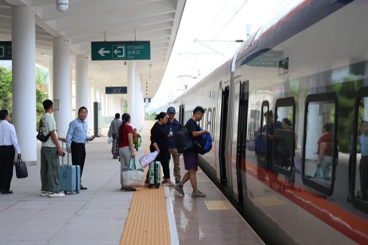 中国ラオス鉄道、ボーテンとビエンチャン結ぶ都市間列車を初運行