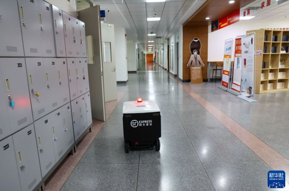 深センの大学でロボットが宅配物を自動配送　広東省