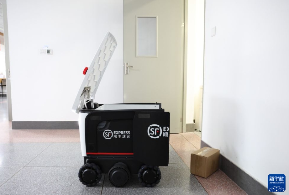 深センの大学でロボットが宅配物を自動配送　広東省