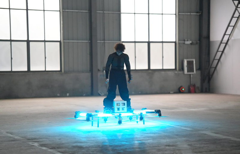 自作の「空飛ぶスケボー」に乗る宋興宇さん