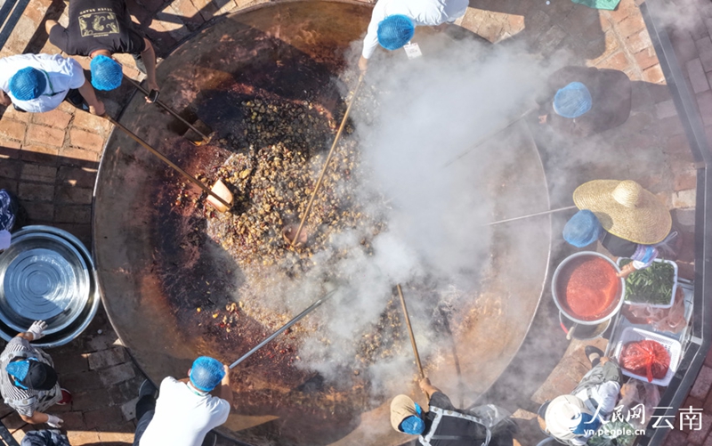 巨大鍋で黄燜鶏を煮込む調理師ら。撮影・何柘辛