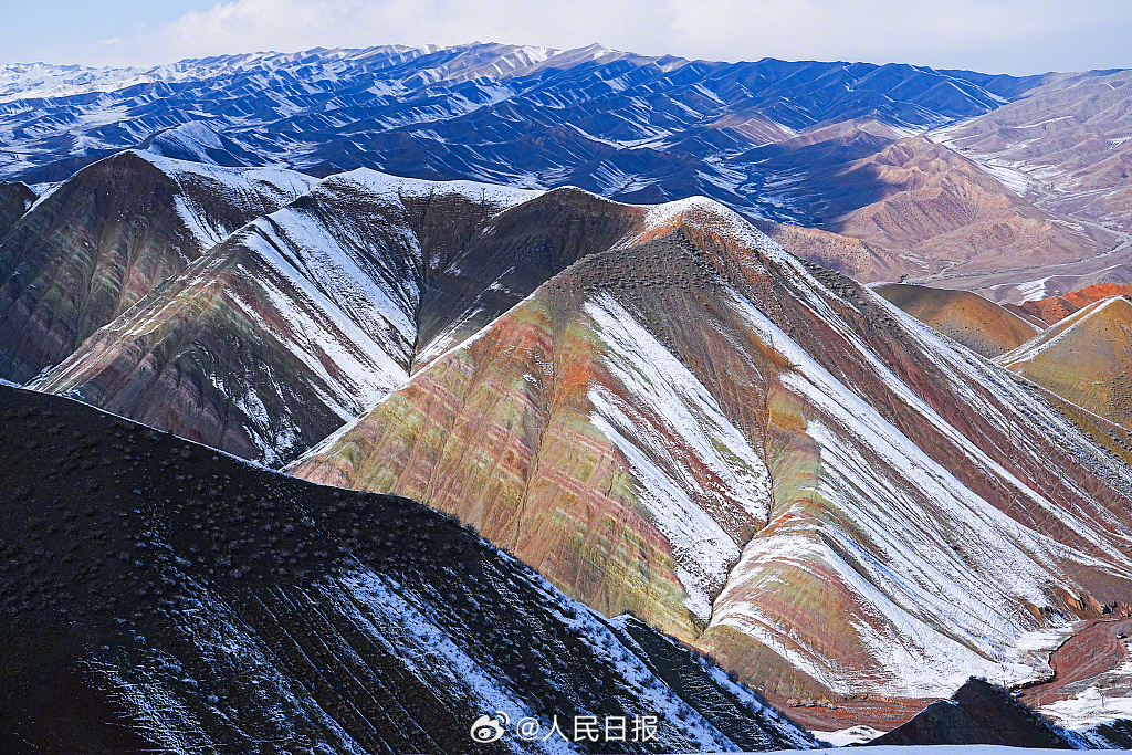 美しく雪化粧した丹霞地形　新疆・努爾加大峡谷