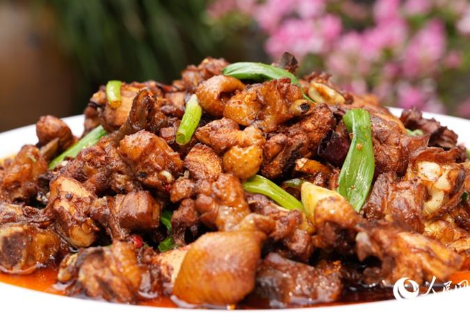 直径3メートルの巨大鍋で作る「鶏肉のピリ辛煮込み鍋」　雲南省永平県