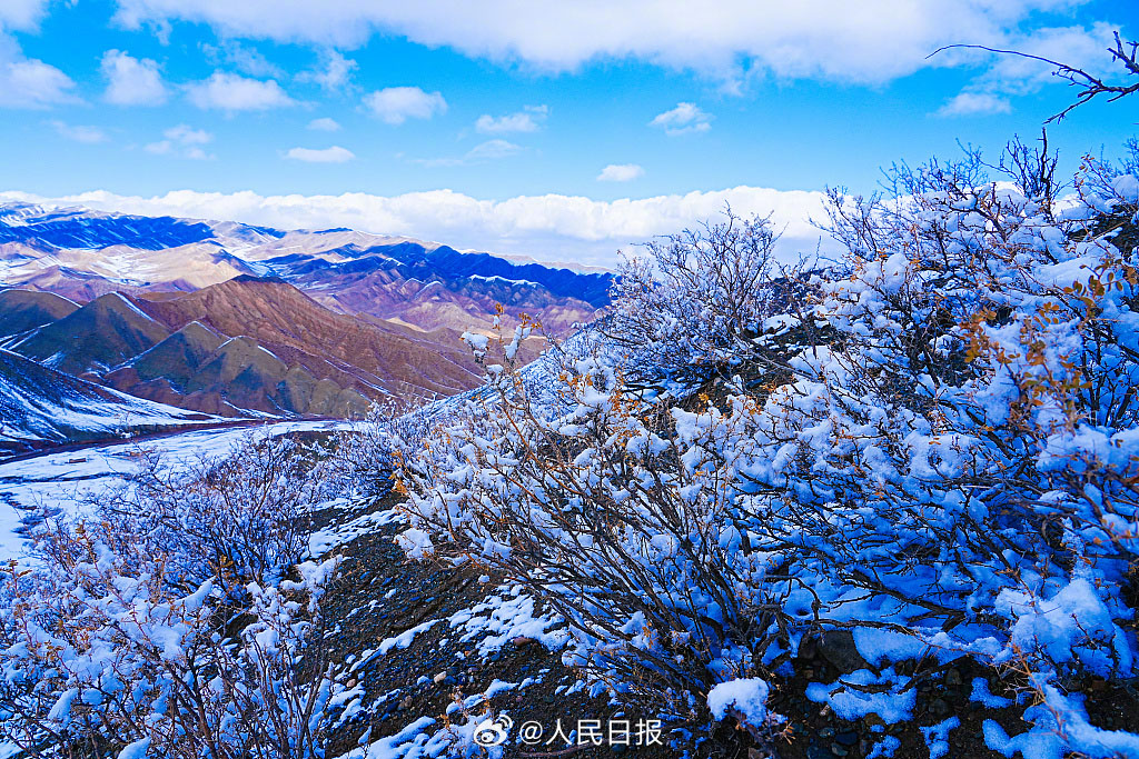 美しく雪化粧した丹霞地形　新疆・努爾加大峡谷
