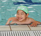 日本・大阪　障がいのある少年が水泳体験