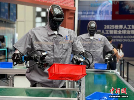 資料写真：人型ロボットが「生産ライン」で作業スキルの訓練に励む様子。撮影・鄭瑩瑩