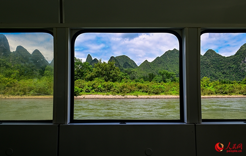 窓から見える桂林の大自然(撮影・雷琦竣)。